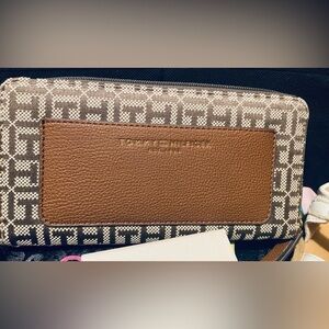 Tommy Hilfiger Tan and Cream Wallet